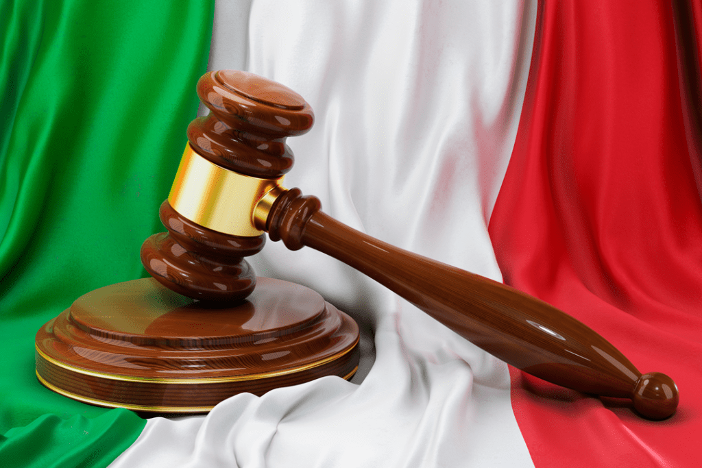 malhete sobre bandeira italiana, representando mudanças na legislação de cidadania italiana